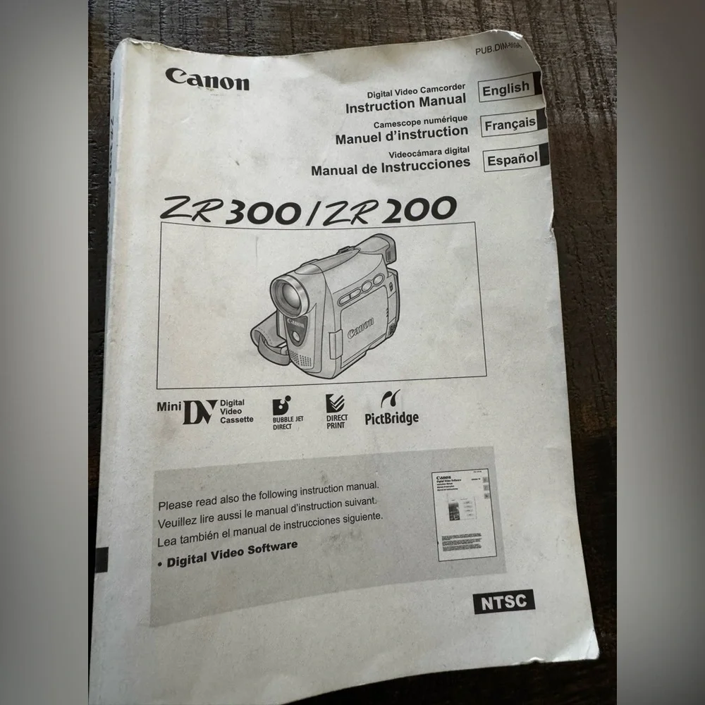 Cannon ZR200 Camcorder with Software and Accessories and Bag